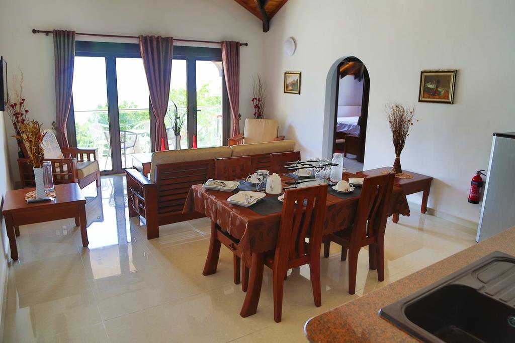 Lone Self-Catering Apartment Baie Sainte Anne Exterior foto